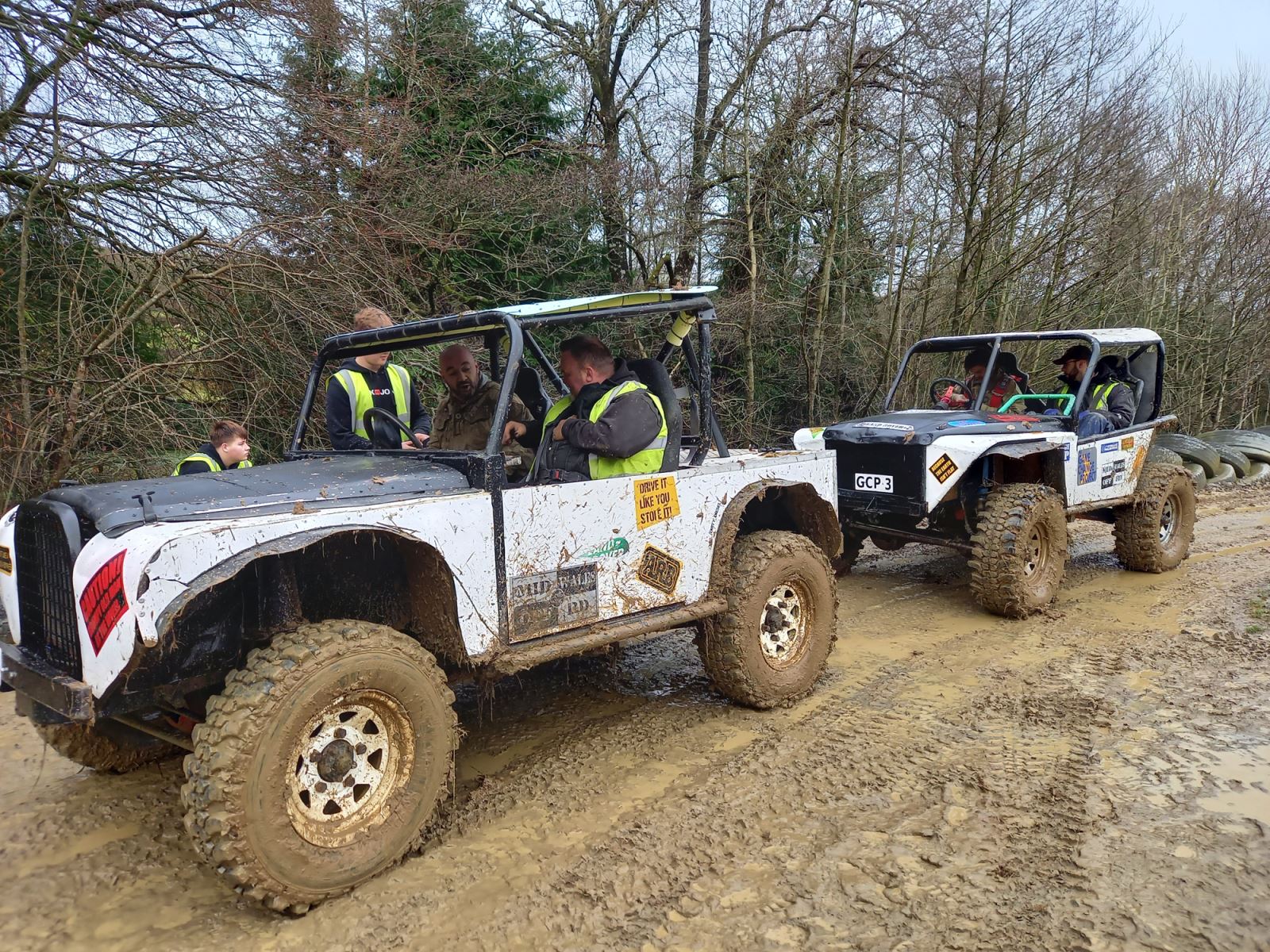 Off-road at the helm of a powerful 4x4 trialling machine / Landrover